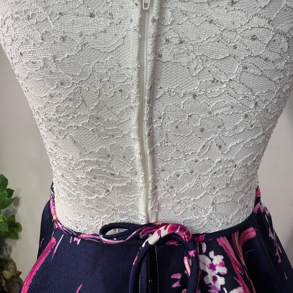 Floral Lace Dress - Picture 9 of 11